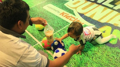 Kocaknya Lomba Bayi Merangkak, Ada yang Disemangati Thai Tea Lho
