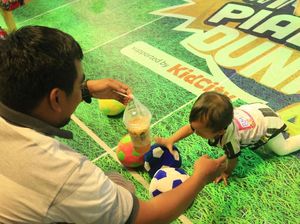 Kocaknya Lomba Bayi Merangkak, Ada yang Disemangati Thai Tea Lho