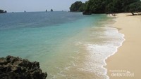 Pantai Tiga Warna memiliki gradasi air biru dan hijau serta pasir kemerahan. Pantai ini merupakan kawasan konservasi bakau dan terumbu karang (Hailani Masita/dTraveler)