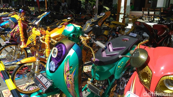 Para modifikator handal dari Jawa Tengah dan Daerah Istimewa Yogakarta adu kebolehan dalam ajang motor contest di Purworejo, Jawa Tengah. Berbagai motor bertampang garang, anggun, cantik dan gagah berjajar rapi untuk dipilih menjadi sang jawara.