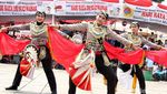 Aksi Polisi-Marinir Bermain Reog dan Barongsai di Trisuci Waisak