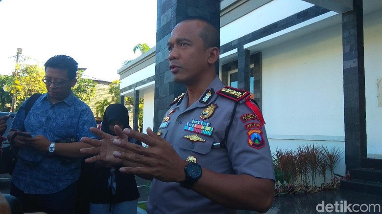 Polisi Larang Bonek Masuk Stadion Bila Tercium Bau Miras Polisi Larang Bonek Masuk Stadion Bila Tercium Bau Miras