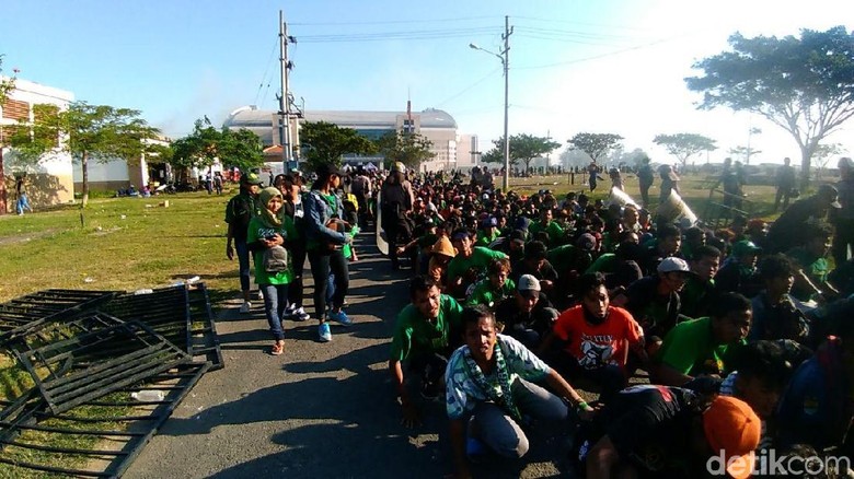 Massa Suporter Tak Bertiket Akhirnya Diizinkan Masuk Stadion Massa Suporter Tak Bertiket Akhirnya Diizinkan Masuk Stadion