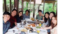 Wah, hubungan Hito dan Felicya sepertinya sudah dapat restu dari keluarga Hito. Ini momen kebersamaan mereka merayakan ulang tahun ibunda Hito. Makan apa ya kira-kira? Foto: Instagram hitocaesar
