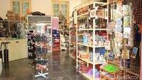 Traveler bisa membeli cinderamata atau suvenir khas museum dan Kota Tua di tempat ini (Randy/detikTravel)