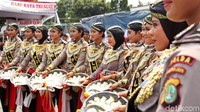 Tarian kuda lumping ini ditampilkan oleh polwan.