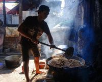 Mampir Ke Bali, Anthony Bourdain Cicip Babi Guling Enak di Gianyar