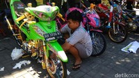 Berbagai motor bertampang garang, anggun, cantik dan gagah berjajar rapi untuk dipilih menjadi sang jawara.