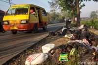 Tolong Angkut, Sampah Menumpuk di Bahu Jalan Majalaya-Cicalengka