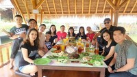 Makan bersama keluarga memang paling asyik. Kali ini keluarga besar Hito nampak bersantap di sebuah restoran Sunda dengan konsep saung. Seru ya! Foto: Instagram hitocaesar