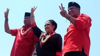 Megawati, Tb Hasanuddin, dan Anton Charliyan mengacungkan dua jarinya di hadapan kader dan simpatisan PDI Perjuangan yang hadir dalam kampanye. Istimewa/PDIP.