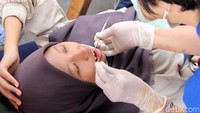 Warga juga bisa memeriksakan giginya.