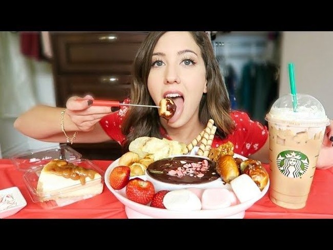 Meesh LA membuat iri para wanita yang hobi makan. Pasalya, ia telah mencicip hampir semua gerai makanan terkenal di Amerika mulai dari Cheesecake Factory, Panda Express hingga In N Out namun tidak terlihat gemuk. Ia pun sering berbagai resep makanan kepada para penonton. Foto: Youtube