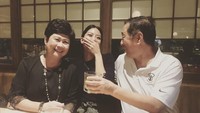 Bersama sang ayah dan ibu, Widi terlihat tertawa bahagia ketika makan malam bersama orang tuanya. Foto: Instagram @widikidiw_