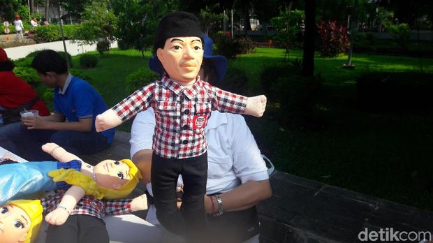 Tonny Leung Jual Boneka Jokowi di Acara Relawan Perempuan Militan