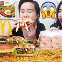 Akun YouTube Food Tales berisi dua sahabat yang hobi makan banyak. Adalah Trinity dan Bo yang juga sering vlogging secara terpisah dan punya fanbase masing-masing. Namun saat keduanya bersama untuk makan, para penggemar lebih antusias menonton keduanya. Foto: Youtube