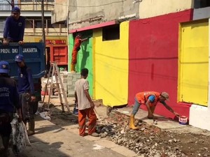Pertokoan Jatinegara Disulap Jadi Warna-Warni