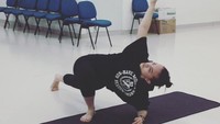 Saat dr Grace mencoba latihan keseimbangan dengan olahraga body balance. (Foto: Instagram/gjcsetiawan)