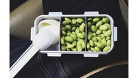 Selain hobi travelling ke beberapa negara dan daerah di Indonesia, Billy ternyata juga gemar menikmati makanan sehat. Edamame dan putih telur pun jadi makanan pilihannya. Foto: Instagram @billydavidson_