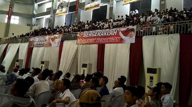 Ada 2 Spanduk Prabowo 'Bergerak Merebut Kenangan', Pencetak Dicari