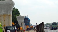 Saat proses pengecoran pier head atau kepala tiang, bisa dilakukan dengan posisi sejajar arah jalan. Dengan posisi ini maka tiang-tiang penyangga cetakan beton tidak akan menghalangi jalan di bawahnya.