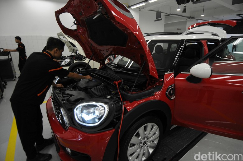 Ilustrasi servis mobil di bengkel. Foto: Pool Ilustrasi servis mobil di bengkel. Foto: Pool