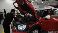 Teknisi mengecek mesin mobil Mini Cooper yang akan di tune-up di  Plaza Mini, Summarecon, Tangerang, Banten. 