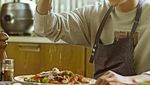 Duh, Manisnya 10 Pose Song Joong-ki Saat Masak sampai Cicip Gyoza