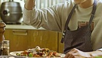 Nggak pakai banyak gaya, cara Joong-ki menabur garam ke atas makanan ini mungkin bisa bikin wanita berteriak! Foto: Instagram songjoongkionly