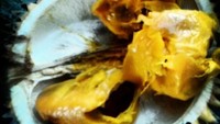 Durian khas Kalimantan juga tak luput dicoba. Durian lai yang kuning berdaging tebal jadi santapan Medina Kamil. Pesta duren nih! Foto: instagram @medinakamil