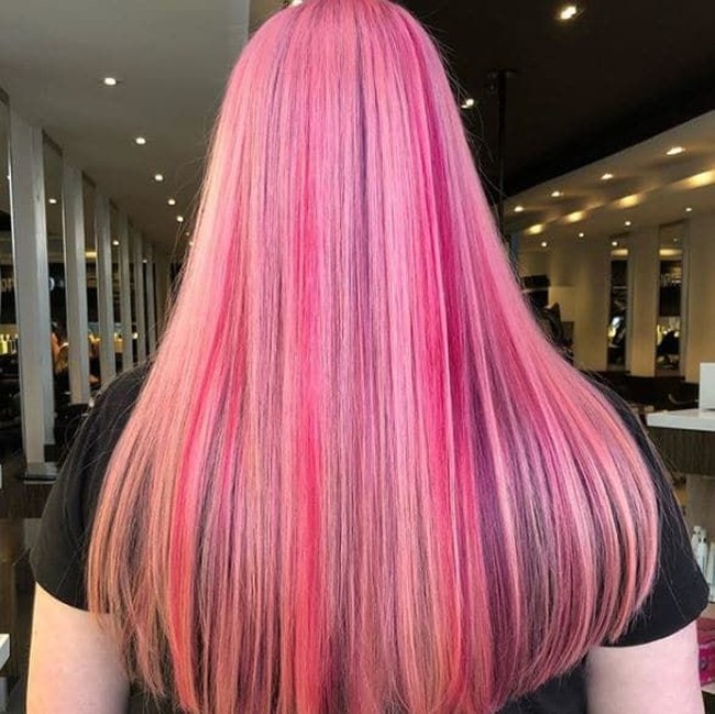 Tampilan rambut ini memang tidak terlihat seperti bencana. Tapi Anda akan berubah pikiran setelah tahu jika sebenarnya wanita tersebut menginginkan warna rambut rose gold dengan sedikit sentuhan pink dan ungu tersembunyi. Pesan moralnya adalah jangan meminta yang terlalu rumit. Foto: Instagram @anxiousfaces