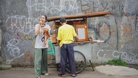 Penyanyi yang memiliki nama panjang Widy Soediro Nichlany ini, gemar menyantap semangkuk mie ayam gurih di area komplek rumahnya. Foto: Instagram @widikidiw_