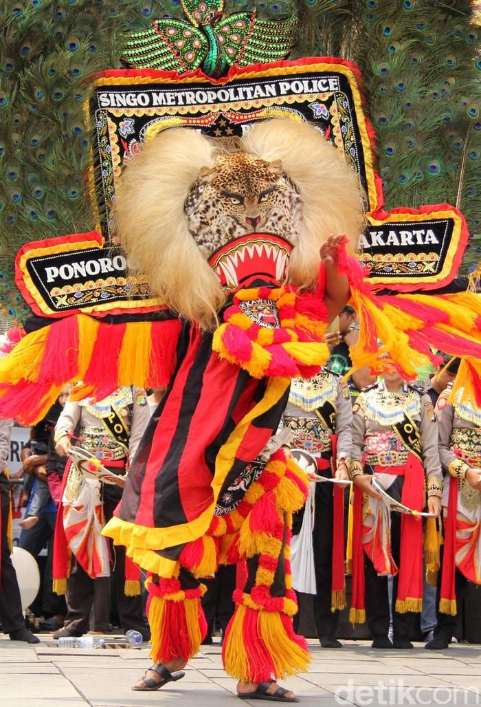 Polisi dan Marinir turut memeriahkan Hari Raya Trisuci Waisak di pelataran Museum Fatahillah Jakarta, Minggu (6/5/2018). Mereka menggelar parade reog dan barongsai.