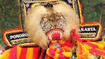Aksi Polisi-Marinir Bermain Reog dan Barongsai di Trisuci Waisak
