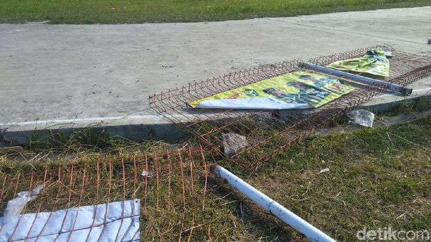 Pagar di luar stadion roboh
