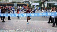 Salah satu peserta mencapai finish.