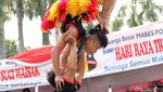 Aksi Polisi-Marinir Bermain Reog dan Barongsai di Trisuci Waisak