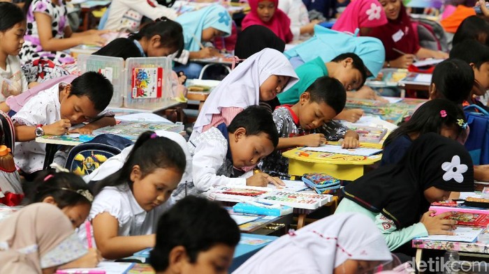 Ratusan siswa SD mengikuti grand final lomba lukis Drawing Competition se-Jakarta  di Epiwalk, Epicentrum, Jakarta, Minggu (6/5/2018). Lomba yang diselenggarakan salah satu produk susu tersebut untuk mendukung kreativitas dan imajinasi anak-anak sejak sekolah dasar.