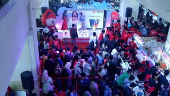 Warga mengantri antre demi mendapatkan smartphone pada pogram First Sale Huawei Nova 2 Lite di ITC Roxy Mas, Jakarta, Sabtu (5/5/2018). Dok. Huawei