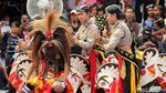 Aksi Polisi-Marinir Bermain Reog dan Barongsai di Trisuci Waisak