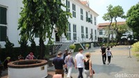 Suasana di dalam halaman Museum Fatahillah. Tidak banyak yang berubah dari area ini (Randy/detikTravel)