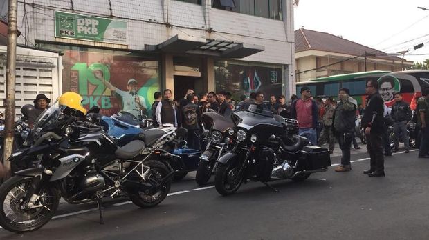 Moge yang berbaris di depan Kantor DPP PKB.