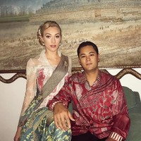 Varsha sepertinya sudah sangat familiar dengan kebaya dan batik. Foto: Instagram Varsha Strauss