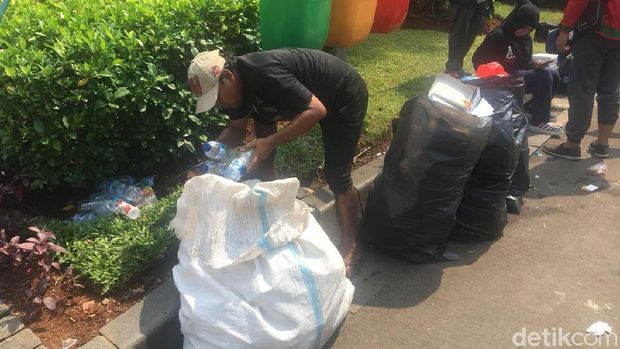Bubarkan Diri, Massa #2019GantiPresiden Punguti Sampah 
