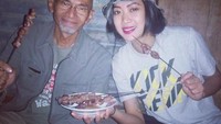  Saat berplesir ke wilayah Jogja, Widi sempat menyantap gurih dan juicy sate klatak yang terkenal di sana. Foto: Instagram @widikidiw_