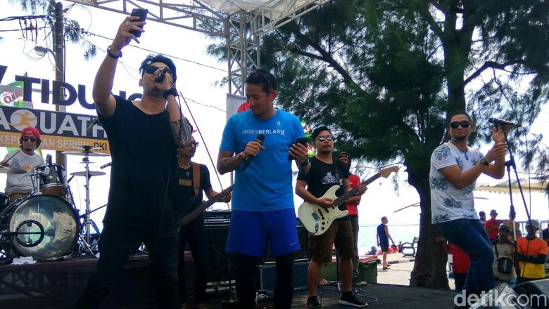 Usai Aquathlon, Sandiaga Nyanyi Lagu Red Red Wine Usai Aquathlon, Sandiaga Nyanyi Lagu Red Red Wine