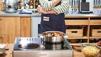 Aktor Descendent of the Sun ini nampak foto sambil memegang sendok kayu. Kira-kira Joong-ki bisa masak beneran nggak ya? Foto: Instagram songjoongkionly