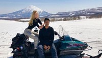 Varsha Strauss sering pergi berlibur bersama Panji Trihatmodjo. Ini foro mereka di Niseko, Hokkaido (varshastrauss/Instagram)