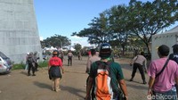 Oknum suporter tak bertiket yang berusaha menerobos stadion merusak barikade/Foto: Deni Prasetyo Utomo