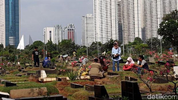 Jelang Ramadan, TPU Karet Bivak Ramai Peziarah